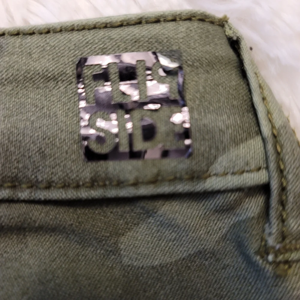 Flip Side Reversible Camo on one side Solid Green on the other. W 30 R 7 L 29 - Picture 3 of 9